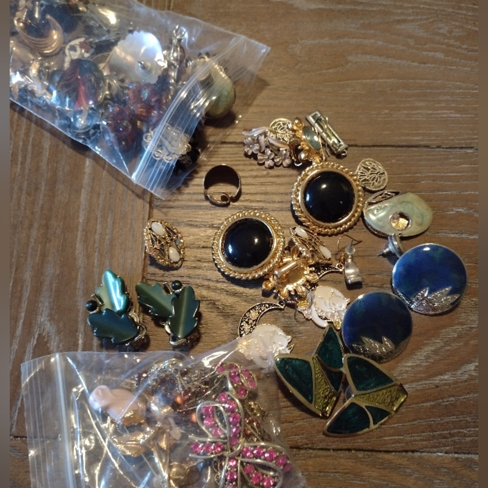 Mix Bag Vintage Earrings And Brooch Sets